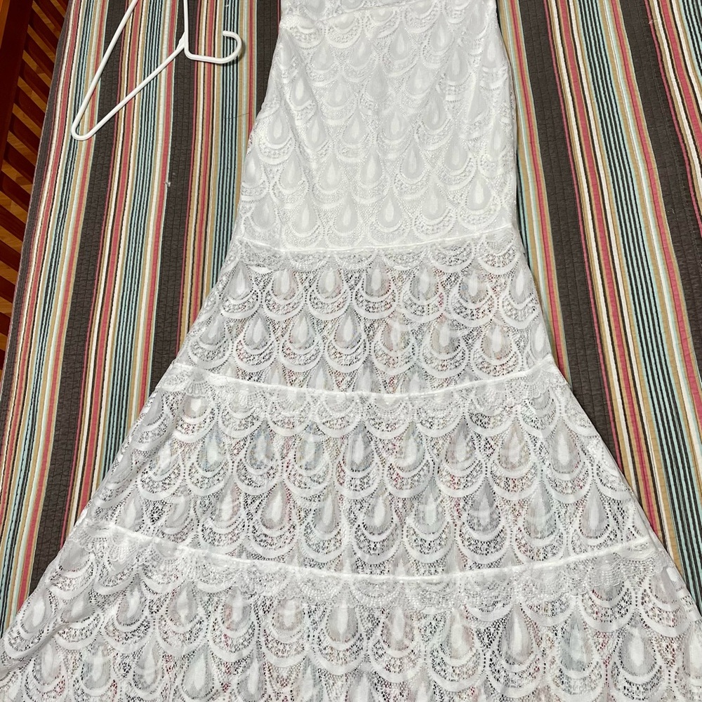 Simple wedding, open lace back and small train. - Picture 14 of 15